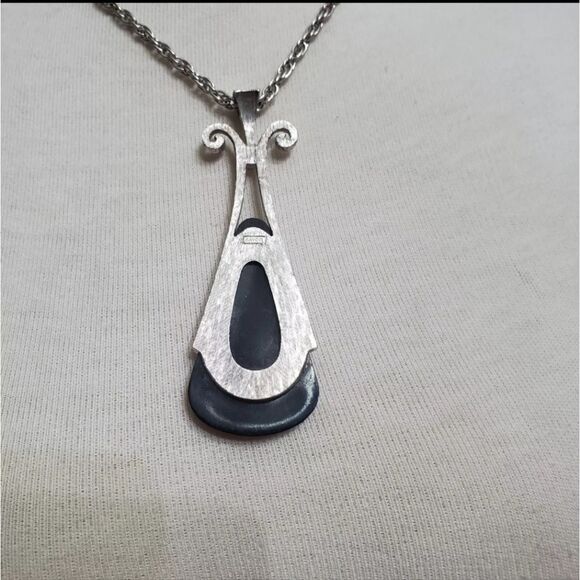 VINTAGE SIGNED AVON LONG BLACK PENDANT 24" NECKLACE EXCELLENT CONDITION - Picture 11 of 14